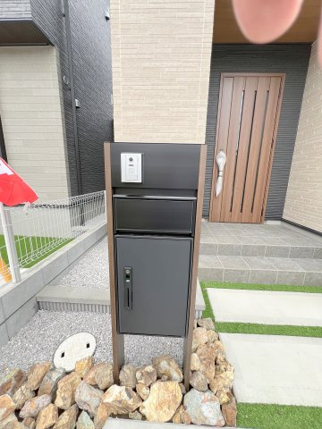 羽村市羽中2丁目　新築戸建全3棟のその他|不在時に荷物を受け取れる便利な宅配BOX付き。