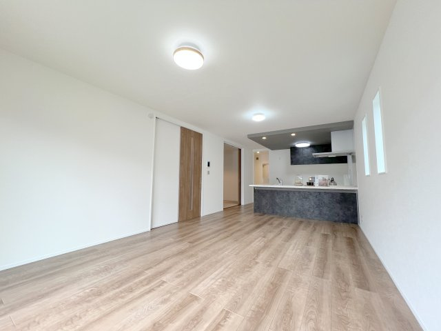羽村市羽中2丁目　新築戸建全3棟の居間・リビング|日常的な子育てや、家事動線にちゃんと配慮した、子どもの様子が見やすいプラン設計。