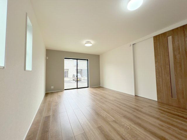 羽村市羽中2丁目　新築戸建全3棟の居間・リビング|ご家族みんながゆったりくつろげる広々18.0リビング。お子様が元気にはしゃぐ姿が目に浮かびます。。♪
