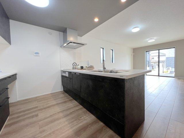 羽村市羽中2丁目　新築戸建全3棟のキッチン|空間が広く見える対面式ペニンシュラキッチン♪キッチンスペースは家族並んで料理してもゆとりのある広さです。