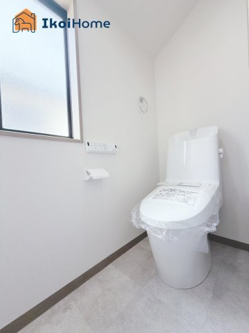 神戸市垂水区清玄町　中古戸建のトイレ|●年中無休：当日予約可●1階・2階ウォッシュレット付のお手洗い。汚れが落ちやすく、節水タイプです