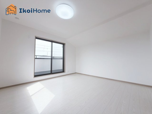 神戸市垂水区清玄町　中古戸建の寝室|●年中無休：当日予約可●注意。カーテン・カーテンレールが付いていません。弊社にご相談ください。