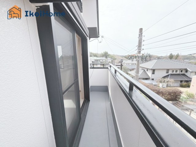 神戸市垂水区清玄町　中古戸建のバルコニー|●年中無休：当日予約可●南東向きバルコニー。屋根は８～万円バルコニー設置できます。