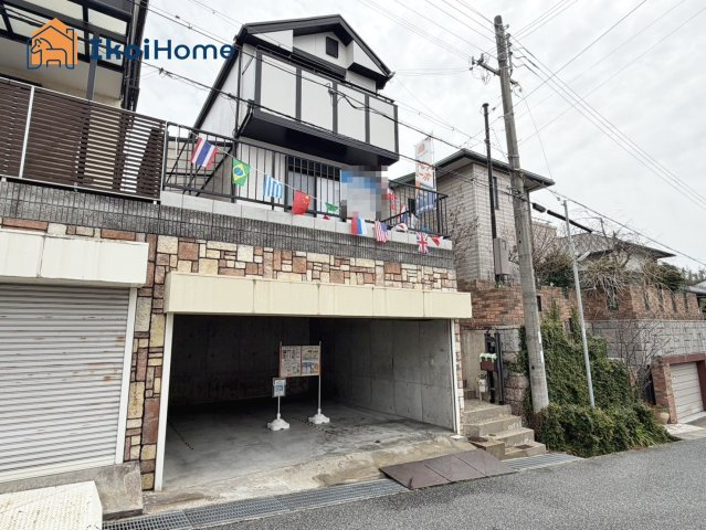 神戸市垂水区清玄町　中古戸建の駐車場|●年中無休：当日予約可●大型の掘り込み車庫でお車もゆったり！バイクや自転車も置いていただけます！