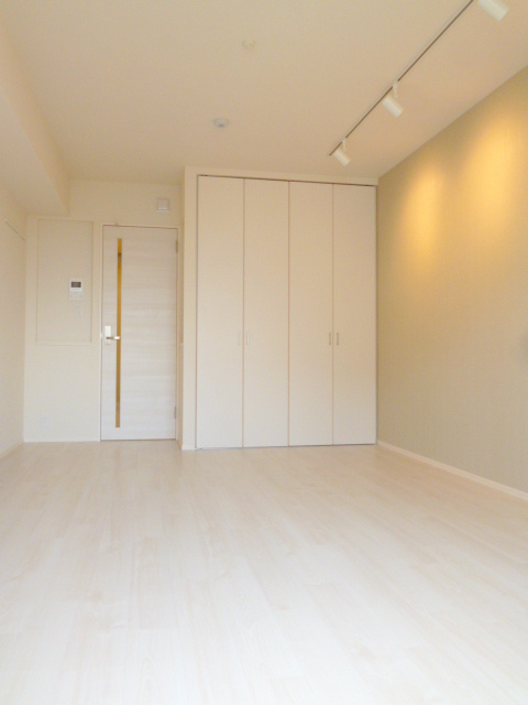 ＰＬＵＭ ＦＯＲＥＳＴ ＯＭＯＲＩの居間・リビング|広々とした居室です