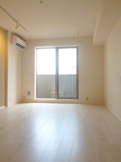 ＰＬＵＭ ＦＯＲＥＳＴ ＯＭＯＲＩの居間・リビング|広々とした9.7帖の居室