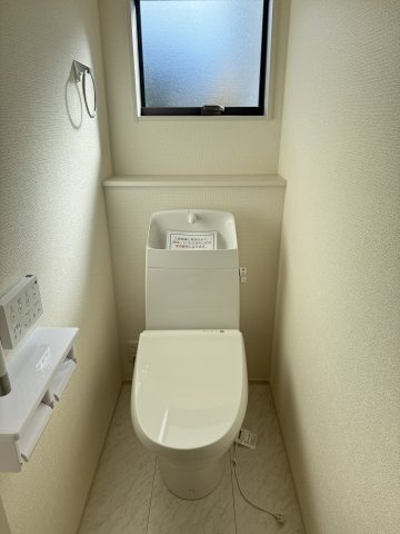 リーブルガーデンＳ第２前橋女屋　2号棟のトイレ|1階トイレです。清潔感のある白を基調としています。
温水洗浄・便座暖房機能の付いた快適なトイレです☆