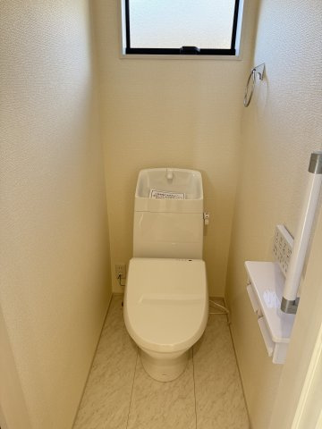 リーブルガーデンＳ第２前橋女屋　2号棟のトイレ|2階トイレです。清潔感のある白を基調としています。