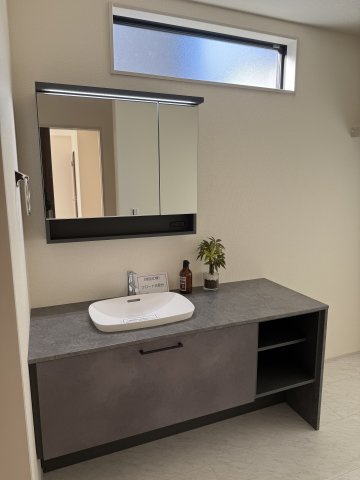 リーブルガーデンＳ第２前橋女屋　2号棟の独立洗面台|パウダールーム付きです♪シャワー水栓付き洗面台で朝の身支度もバッチリです！
洗面台には収納スペースもあり洗面室もすっきり片付きますよ！