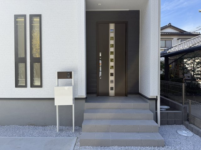 リーブルガーデンＳ第２前橋女屋　2号棟の玄関|玄関も屋根付きで使い勝手が良いですよ！