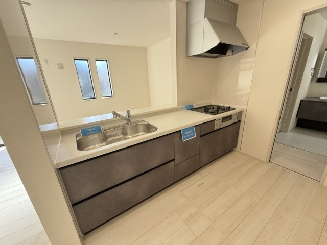 リーブルガーデンＳ第２前橋女屋　2号棟のキッチン|人気のカウンターキッチン採用です☆勝手口付き♪
コンロも３口ご用意しています！調理スペースも広くストレスなくお料理できます。
浄水器つきなので美味しいお水も飲めますよ♪