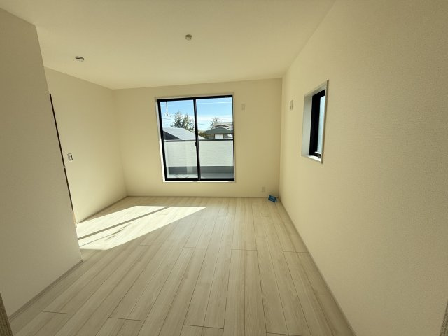 リーブルガーデンＳ第２前橋女屋　2号棟の居間・リビング|人気の対面式キッチンを配した空間はお好みの家具も合わせやすく、家族がくつろぐ快適な空間造りをサポート。窓からは明るい陽光が差し込みます。