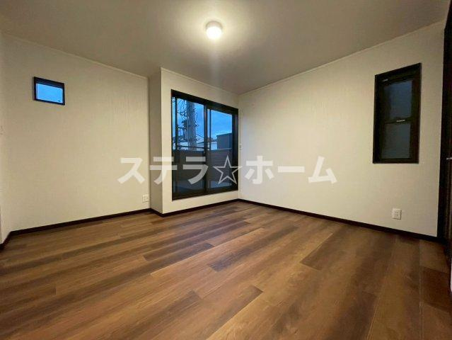 下新庄4 中古戸建の洋室|明るい洋室です