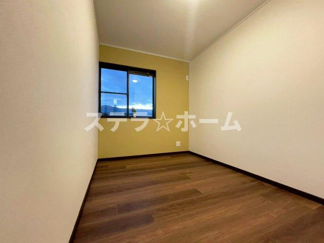 下新庄4 中古戸建の洋室|落ち着いた色調の洋室です