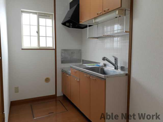 ヴィラ サンライズ ドリームⅠのキッチン|キッチンに窓付いてます