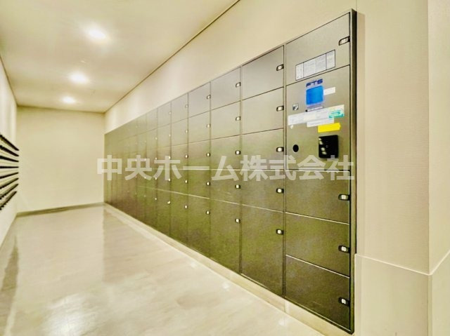 シティタワー金町タワー棟の設備|【宅配ボックス】在宅時・不在時に関わらず、居住者の代わりに非対面で宅配物を受け取ってくれる便利な設備です。わかりやすくご説明致しますので見学時にはお部屋だけではなく共用部分もぜひチェックしてください。