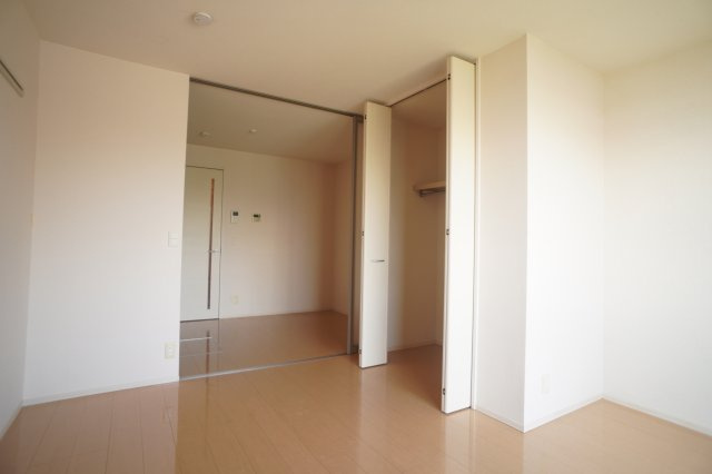 グランモア学園前の居間・リビング