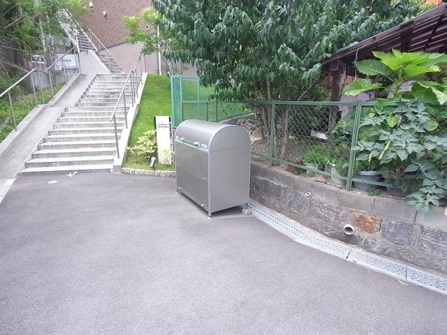 グランモア学園前のエントランス