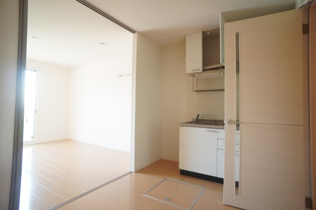 グランモア学園前の居間・リビング