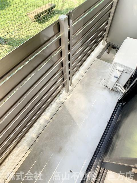 直方市大字下新入のアパートのバルコニー