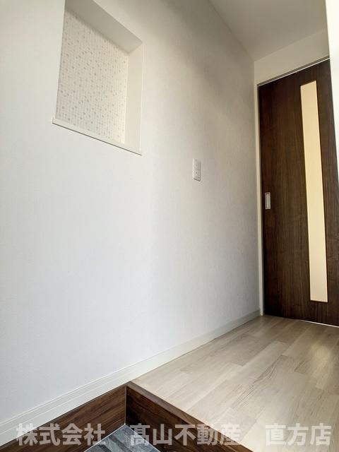 直方市大字下新入のアパートの玄関