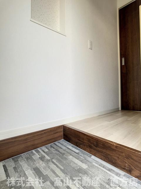 直方市大字下新入のアパートの玄関