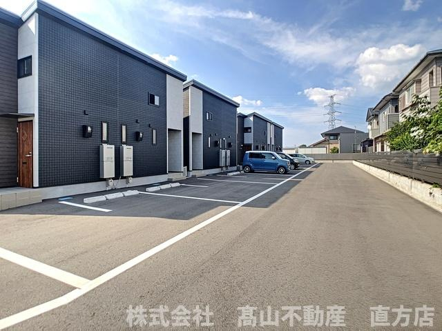 直方市大字下新入のアパートの駐車場