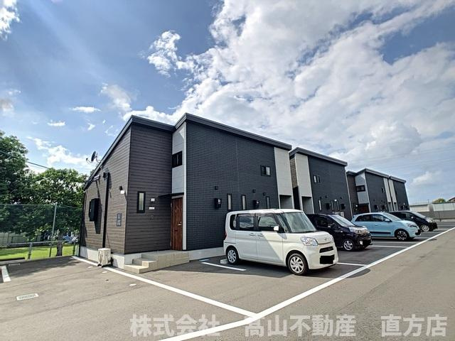 直方市大字下新入のアパートの駐車場