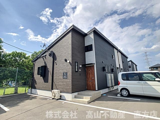 直方市大字下新入のアパートの駐車場