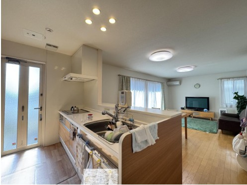 高知市口細山　中古一戸建ての居間・リビング|家族がつながる対面キッチンLDK