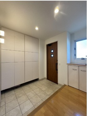 高知市口細山　中古一戸建ての玄関|家族分の靴も安心の大容量収納。ベビーカーやアウトドア用品も置ける玄関