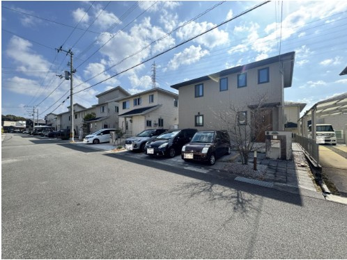 高知市口細山　中古一戸建ての前面道路含む現地写真|前面ゆったり、開放感ある住まい