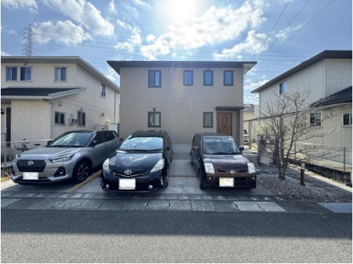高知市口細山　中古一戸建ての外観|並列駐車OK！来客時も安心