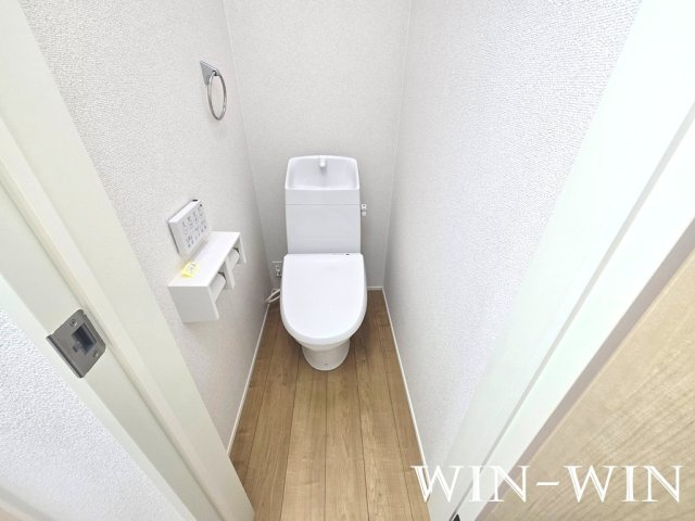 下地町戸建貸家のトイレ