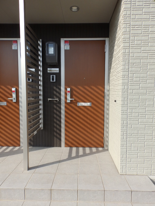 メゾンブランシュの玄関|イメージ102号室の写真（反転あり）