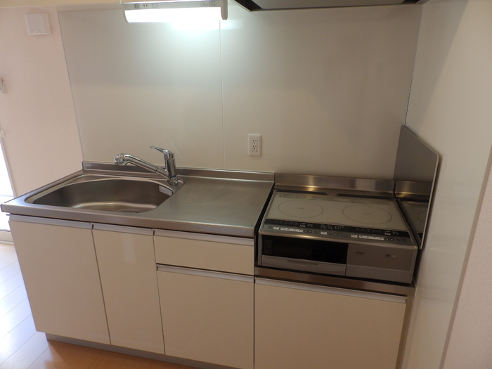 メゾンブランシュのキッチン|イメージ102号室の写真（反転あり）