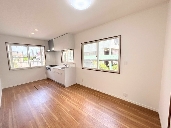 【居間・リビング】 | アトムセレクト千葉市花見川区朝日ヶ丘３丁目中古戸建て | 南側から撮影