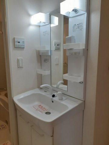 ファミール・パークＢの洗面所|ゆったりとスペースのある洗面所