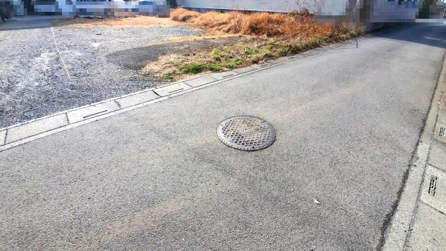 深谷市上野台　建築条件なし売地の前面道路含む現地写真