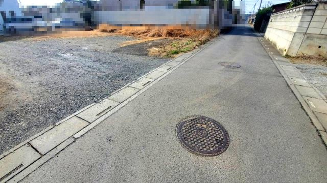 深谷市上野台　建築条件なし売地の前面道路含む現地写真