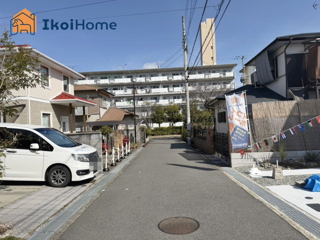 三木市志染町西自由が丘2丁目　新築戸建の前面道路含む現地写真|【ホームページに現地動画掲載中】●年中無休：当日予約可●前面道路西側幅員約4.7ｍ！交通量少なく安心
