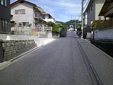 広島市佐伯区美鈴が丘東２丁目 美鈴が丘の前面道路含む現地写真