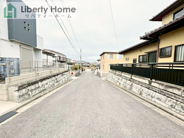 日立市みかの原町２丁目　中古戸建の前面道路含む現地写真