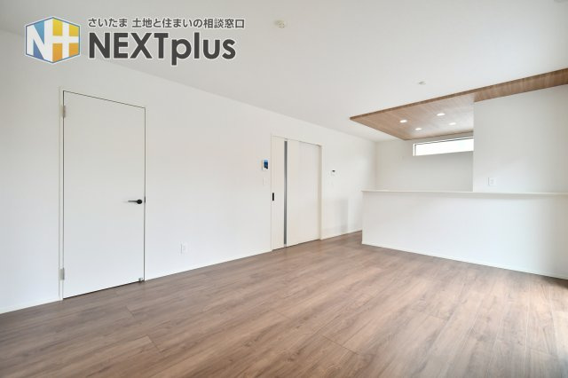 蓮田市西新宿11期　全1棟の居間・リビング|白を基調とした壁紙と建具が、お部屋をより一層広く、明るく見せます。リビング学習やテレワークにも対応できる、ゆとりあるレイアウトができます。