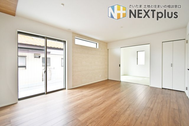 蓮田市西新宿11期　全1棟の居間・リビング|リビング横には4.5帖の和洋室。扉を開放すれば20帖の大空間として活用可能です。お子様の遊び場や客間として、ライフスタイルに合わせて柔軟に使い分けられるのが魅力です。