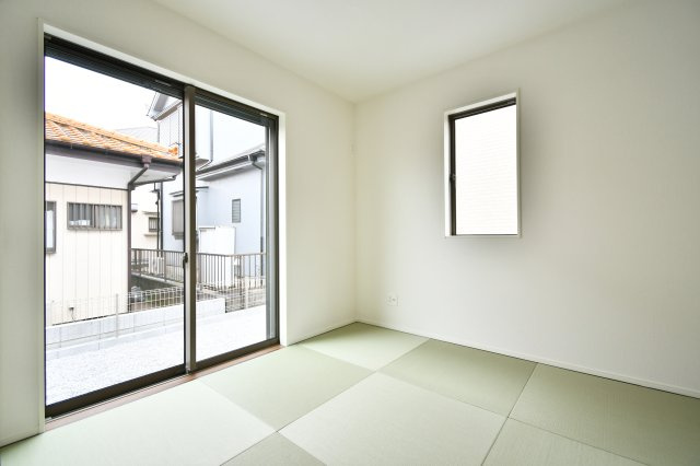 蓮田市西新宿11期　全1棟の和室|南向きの窓から心地よい光が差し込む4.5帖の和洋室。モダンな縁なし畳を採用し、リビングとも美しく調和します。お子様のプレイスペースやお昼寝、家事の合間の休憩にもおすすめ。