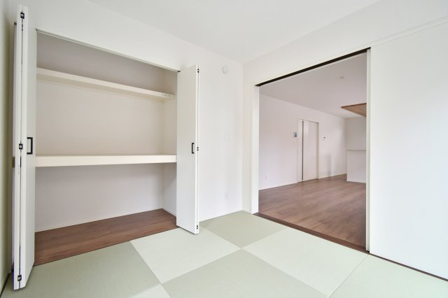 蓮田市西新宿11期　全1棟の和室|半帖畳のスタイリッシュな空間には、頼もしい大型収納付き。来客用の布団や季節家電も出し入れスムーズです。リビングと一体利用すれば、さらに開放感あふれる大空間に早変わり。