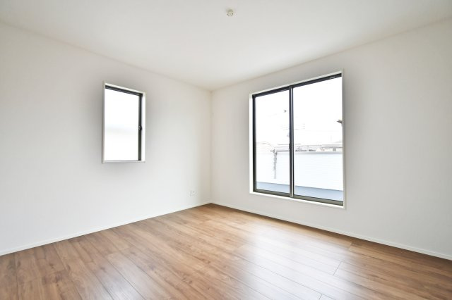 蓮田市西新宿11期　全1棟の洋室|2面採光で明るく、朝の目覚めも心地よい大空間。 ダブルベッドを置いてもゆとりがあり、バルコニーへも直接出られる開放的な設計。 家族の安らぎを叶える、贅沢なプライベートルーム。