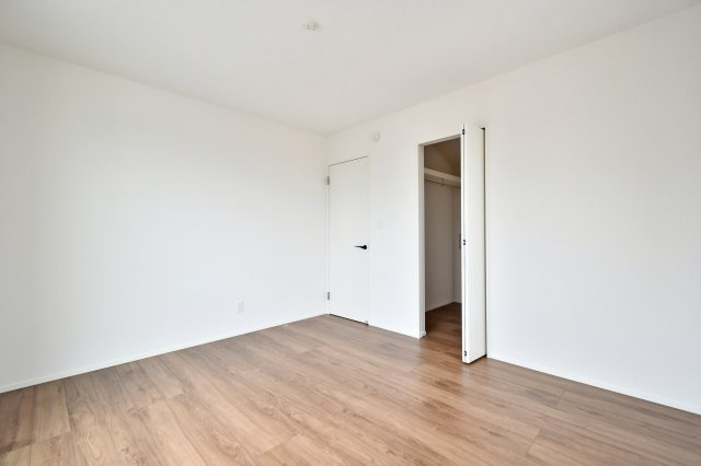 蓮田市西新宿11期　全1棟の洋室|衣類から季節物まで一括管理できるウォークインクローゼット。枕棚とハンガーパイプ付きで、機能性も◎！居室にタンスを置く必要がなく、7帖の広さを最大限に活かしたスッキリ暮らしを実現。