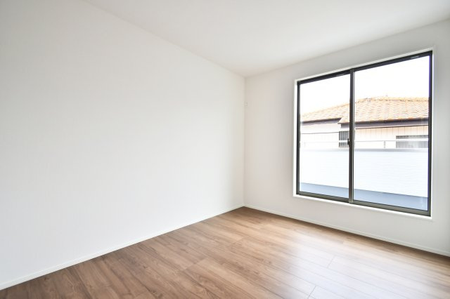 蓮田市西新宿11期　全1棟の洋室|5.25帖の洋室は、学習机やベッドを置いても動きやすい機能的なサイズ感です。2面採光による通風の良さと、木目の温もりが、健やかな成長を支える心地よい空間を創り出します。